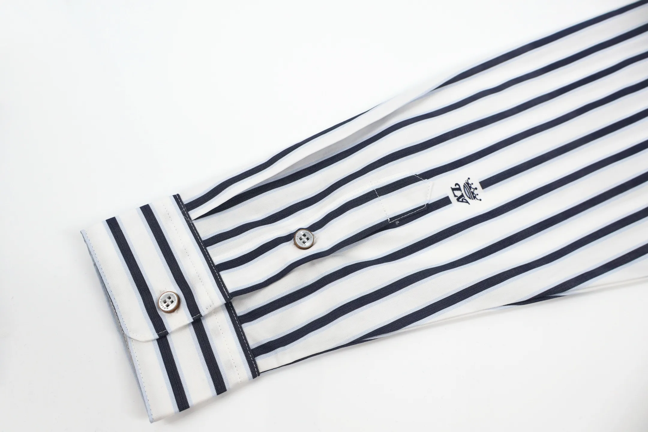🅿️600 1v striped barrage zipper shirt This cotton shirt renews the classic silhouette with a zipper front, and adds a modern touch with a beaded zipper pull. The LV Crown Stripes pattern is woven using a thread-cutting jacquard technique, with a miniature version of the LV Crown logo interspersed between the stripes, adding a collegiate style to everyday looks. When French elegance meets American casualness, this striped jacket unlocks LV’s diverse style code. The classic vertical stripes reproduce retro accents, the metal zippers inject street vitality, and the exquisite logos all over the design are like luxury codes. The collision of blue and white outlines a casual and uninhibited gentleman's style. It breaks the boundary between "formal" and "casual" - a stylish man when commuting and a trend pioneer when going out on the street, turning the century-old LV craftsmanship into a universal style formula for contemporary men. Size:S-M-L